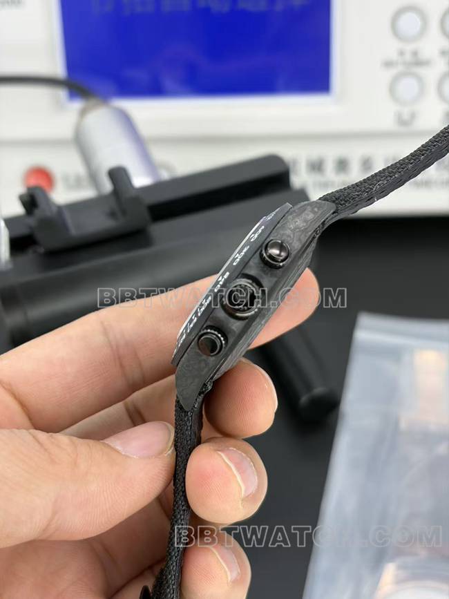 最佳复刻手表DIW厂迪通拿劳力士黑盘机械4130侧面实拍图