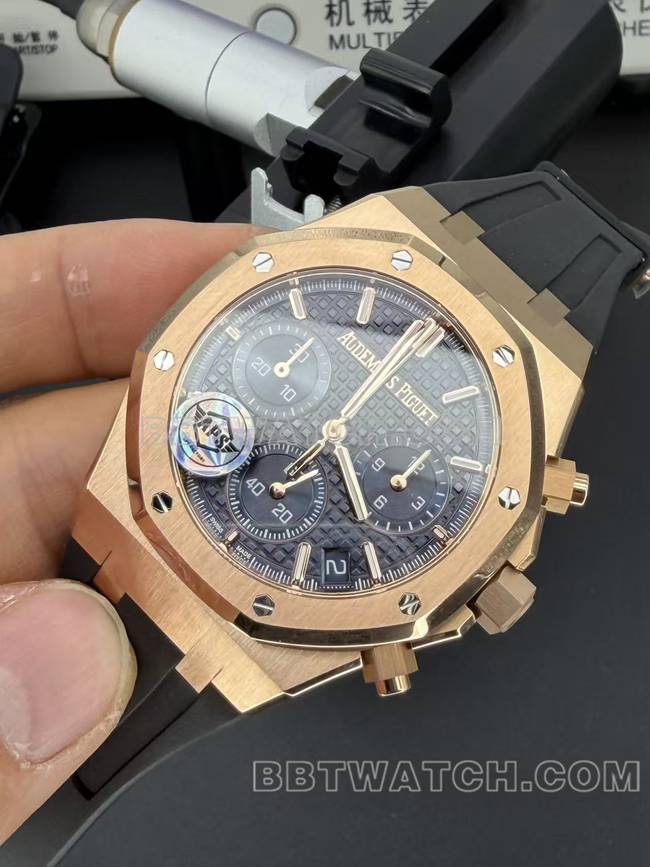 顶级复刻手表APS厂爱彼皇家橡树蓝盘玫瑰金橡胶表带正面实拍图
