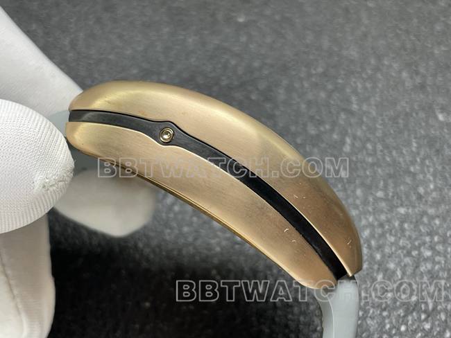 最优复刻手表ABF厂法兰克穆勒V45灰盘玫瑰金壳皮革表带侧面实拍图