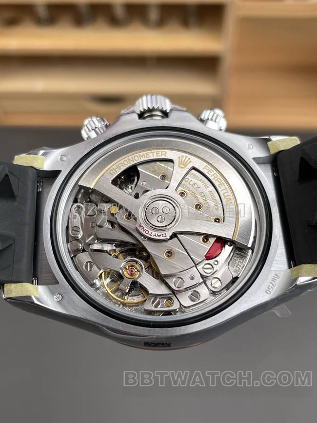 1:1复刻手表QF厂迪通拿劳力士银灰盘4131机械背面实拍图