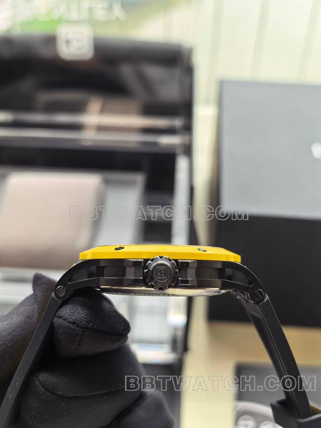 顶级复刻手表宾利BL-62巅峰黄色橡胶表带侧面实拍图