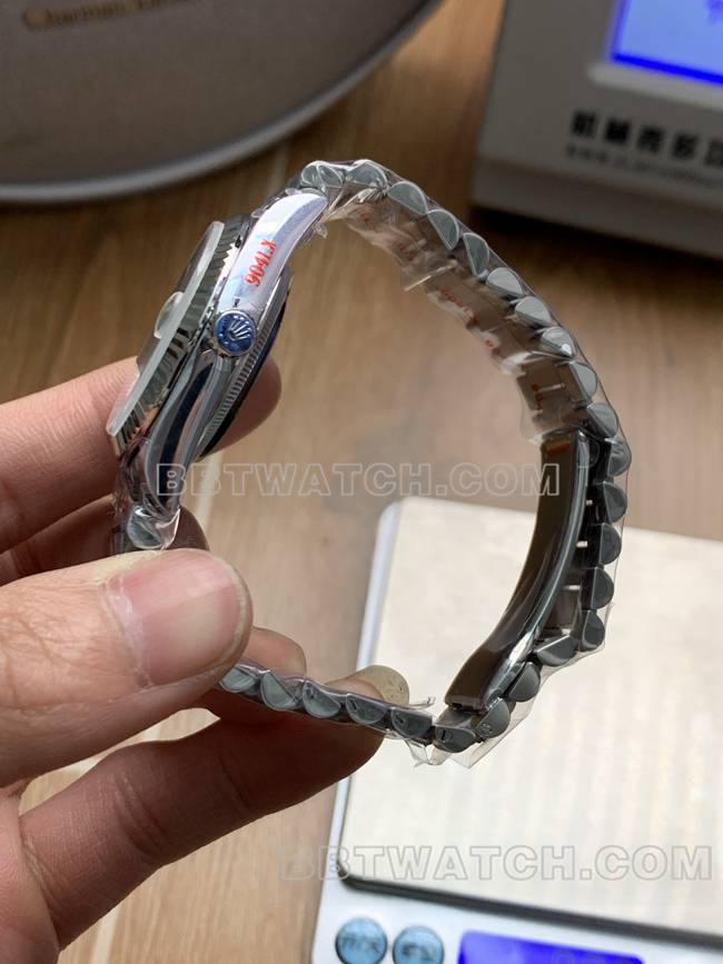 超级克隆手表QF厂星期日历劳力士冰蓝盘2836机械36mm侧面实拍图