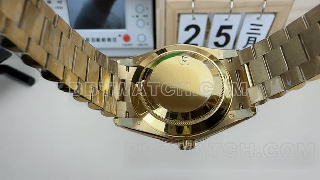 顶级复刻手表VS厂劳力士星期日历金盘钢带背面实拍图