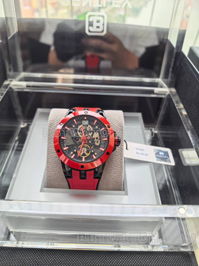 最优复刻手表宾利BL-62巅峰红色橡胶表带正面实拍图