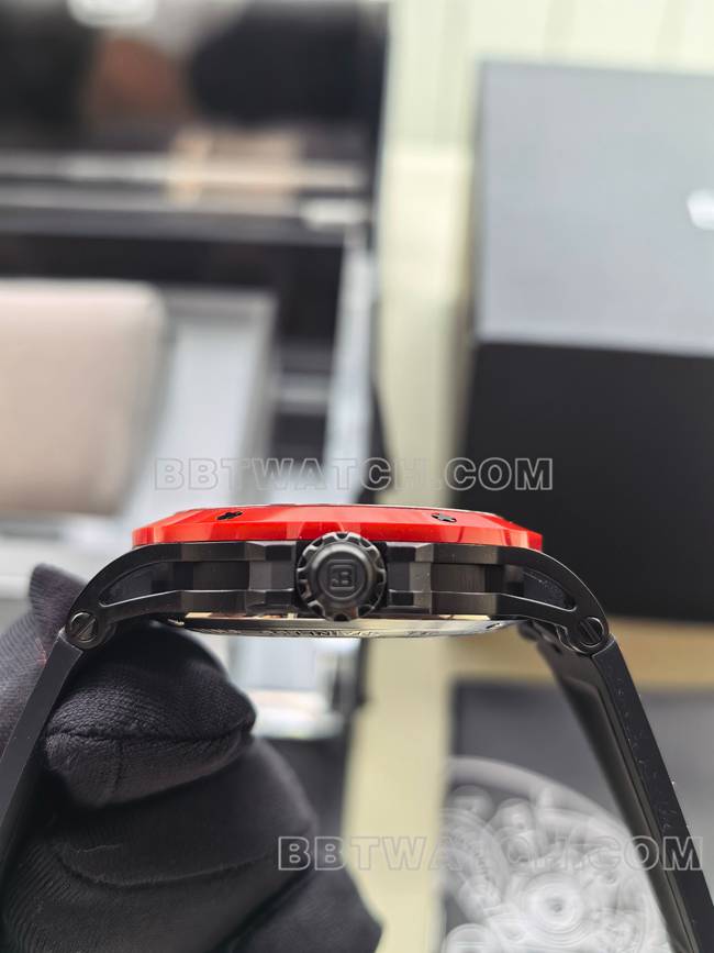 最优复刻手表宾利BL-62巅峰红色橡胶表带侧面实拍图