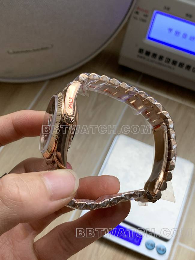 最佳复刻手表QF厂星期日历劳力士冰蓝盘玫瑰金2836机械36mm侧面实拍图