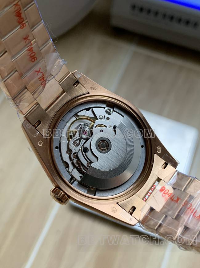 最佳复刻手表QF厂星期日历劳力士冰蓝盘玫瑰金2836机械36mm背面实拍图