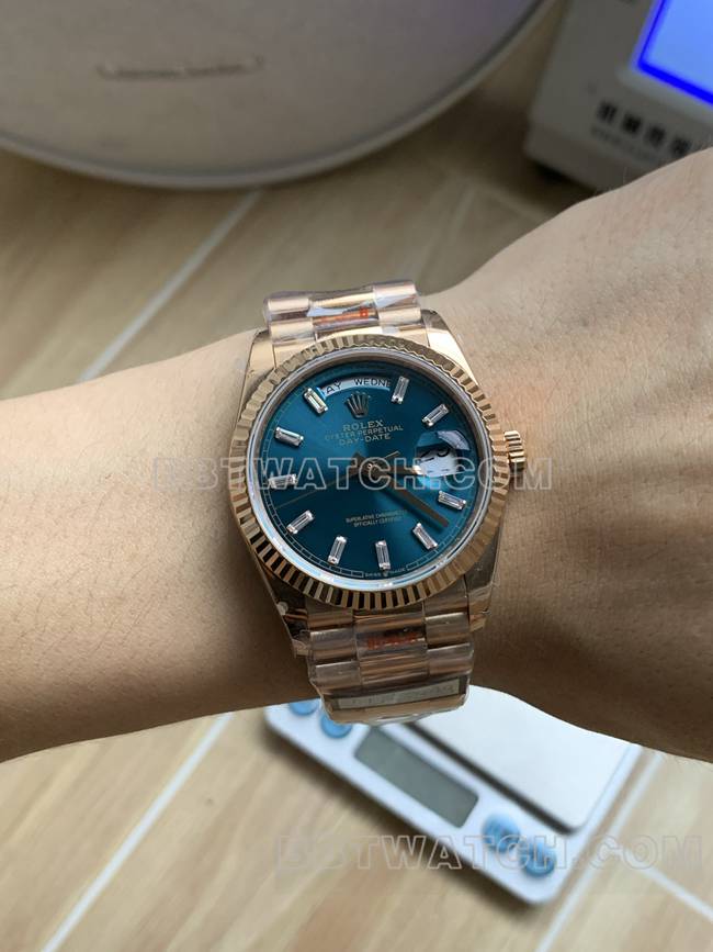 最佳复刻手表QF厂星期日历劳力士冰蓝盘玫瑰金2836机械36mm佩戴实拍图