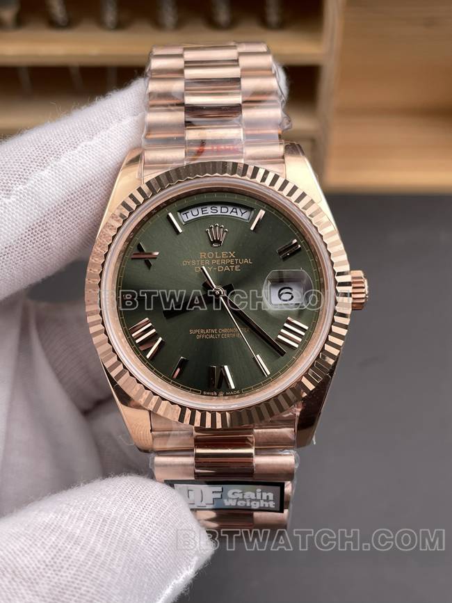 顶级复刻手表QF厂劳力士星期日历橄榄绿盘玫瑰金40mm正面实拍图