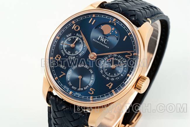 顶级复刻手表APS厂葡萄牙万国万年历蓝盘玫瑰金正面实拍图