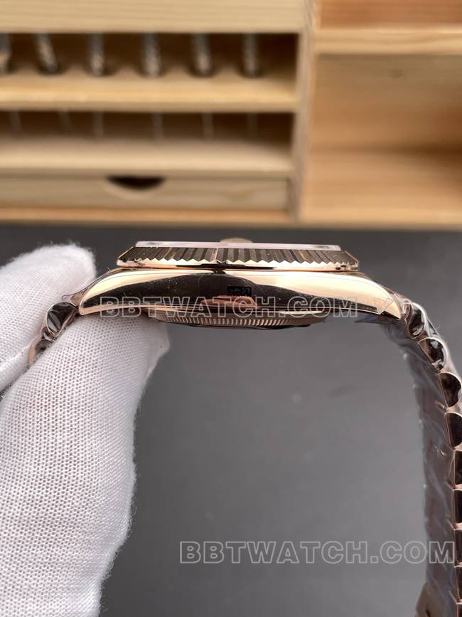 顶级复刻手表QF厂劳力士星期日历橄榄绿盘玫瑰金40mm侧面实拍图