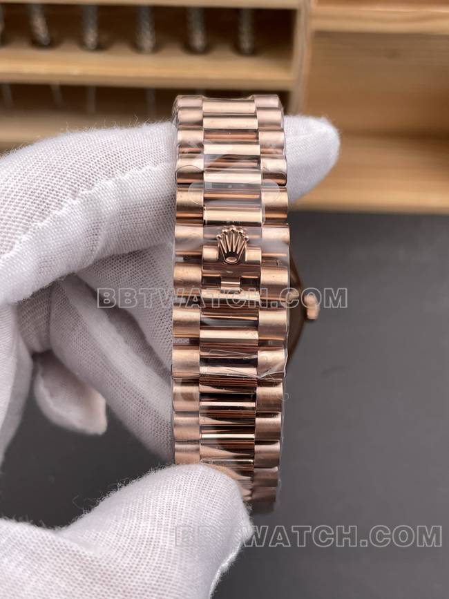 顶级复刻手表QF厂劳力士星期日历橄榄绿盘玫瑰金40mm表带实拍图