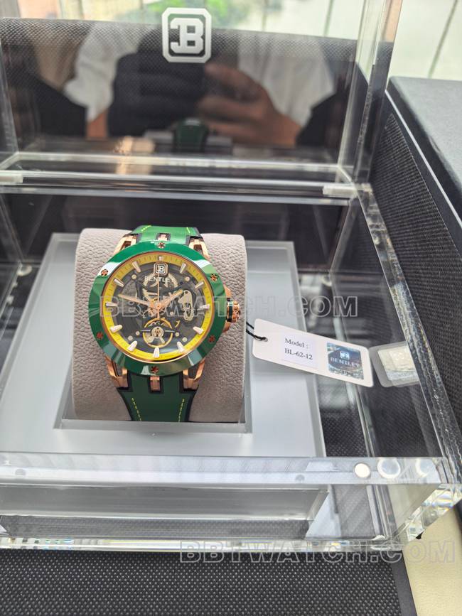 超级克隆手表宾利BL-62巅峰绿色橡胶表带正面实拍图