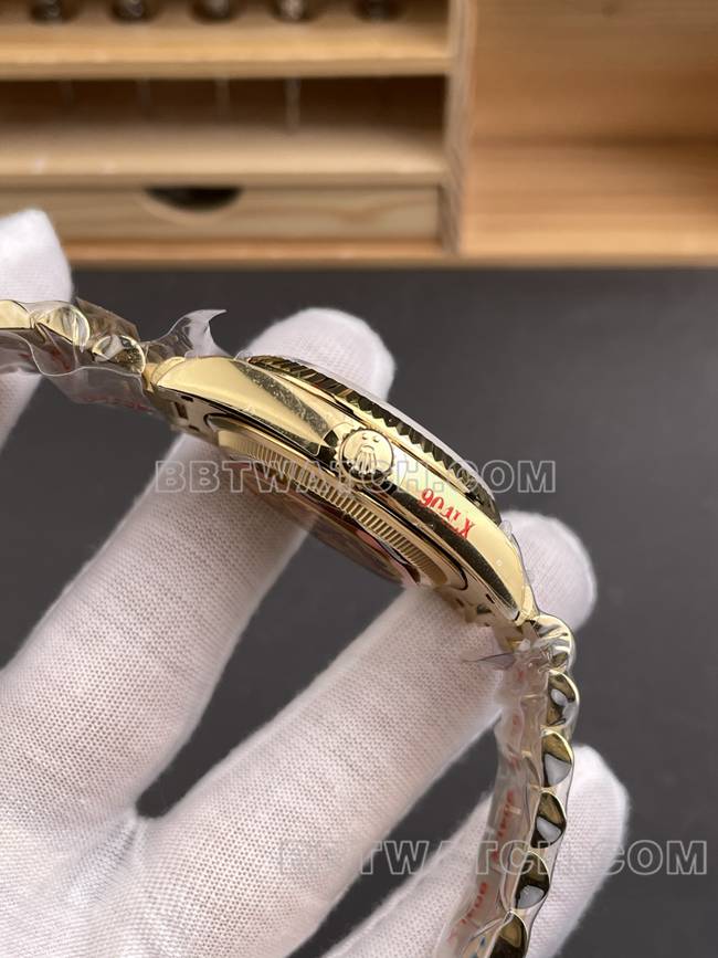 最优复刻手表QF厂星期日历劳力士金盘黄金2836机械36mm侧面实拍图