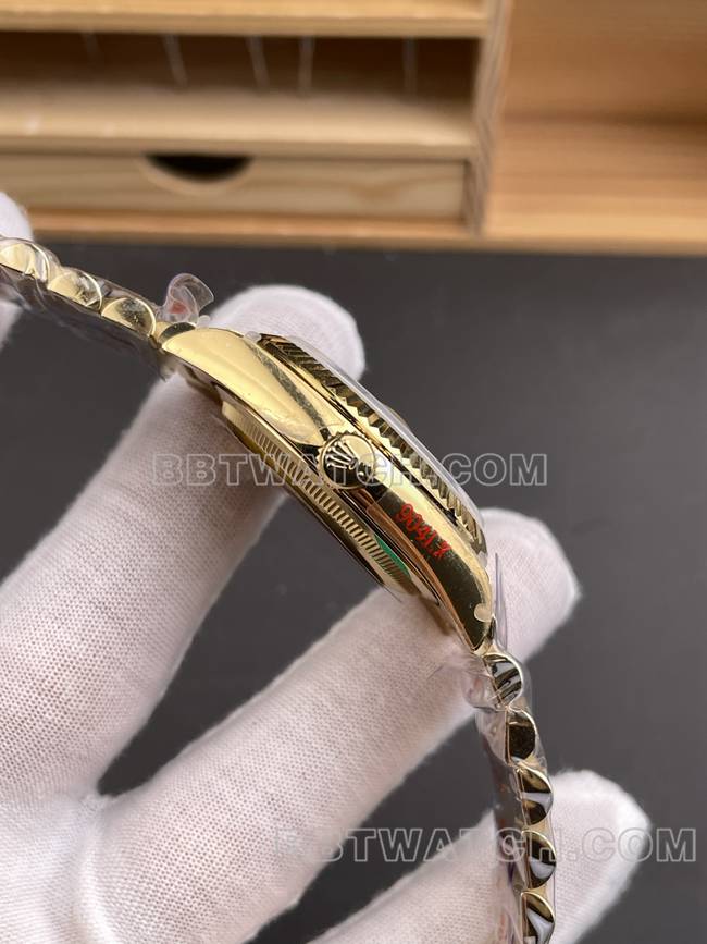 1:1复刻手表QF厂星期日历劳力士烟熏绿盘黄金2836机械36mm侧面实拍图