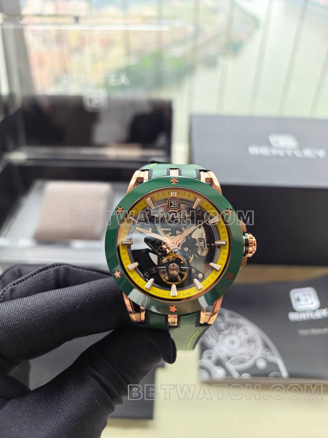 超级克隆手表宾利BL-62巅峰绿色橡胶表带正面实拍图