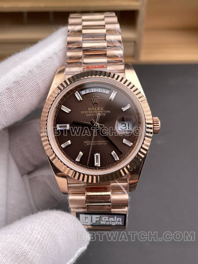 最优复刻手表QF厂劳力士星期日历咖啡盘玫瑰金40mm正面实拍图