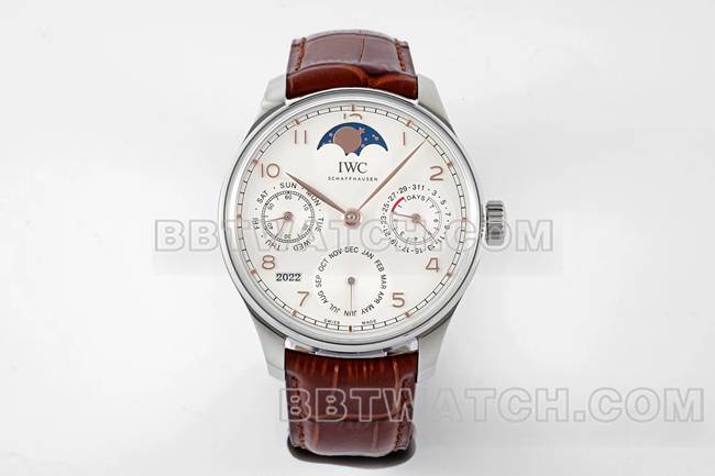 最优复刻手表APS厂葡萄牙万国万年历白盘棕色表带正面实拍图