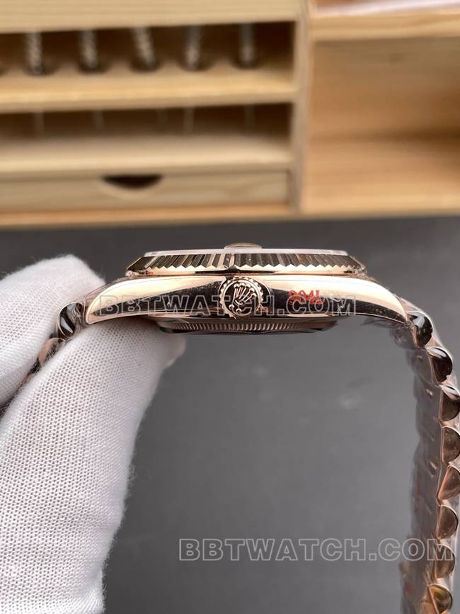 最优复刻手表QF厂劳力士星期日历咖啡盘玫瑰金40mm侧面实拍图