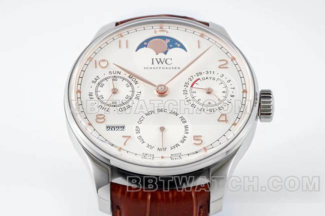 最优复刻手表APS厂葡萄牙万国万年历白盘棕色表带正面实拍图