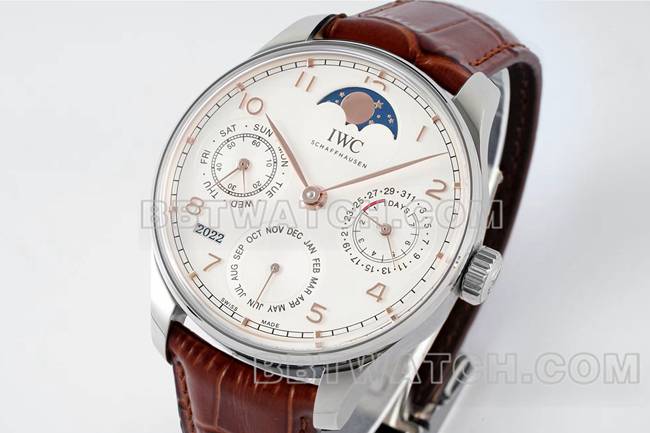 最优复刻手表APS厂葡萄牙万国万年历白盘棕色表带正面实拍图