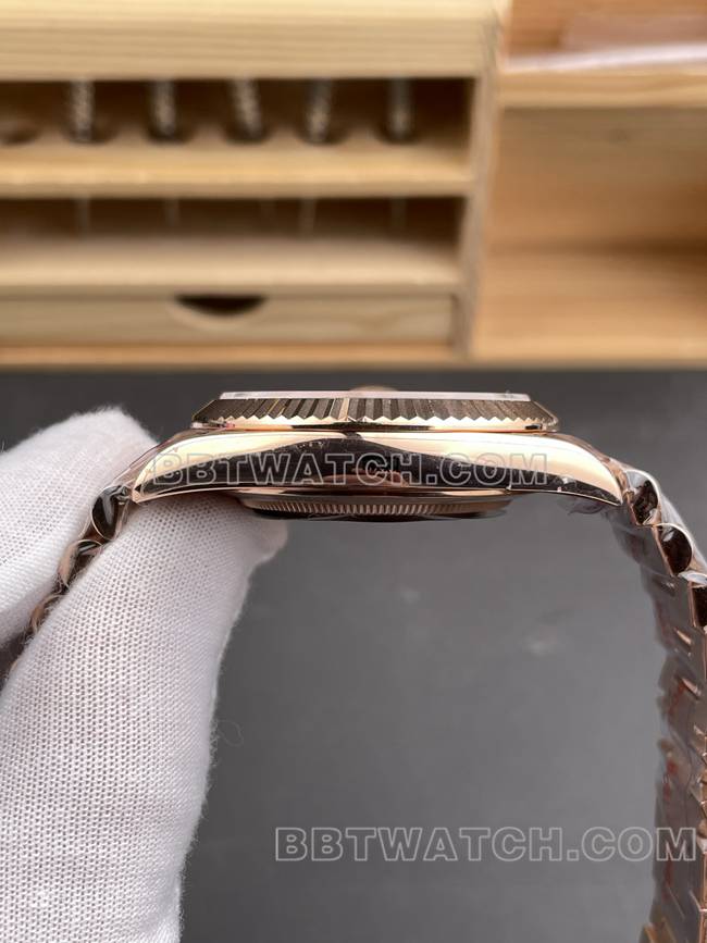 最优复刻手表QF厂劳力士星期日历咖啡盘玫瑰金40mm侧面实拍图