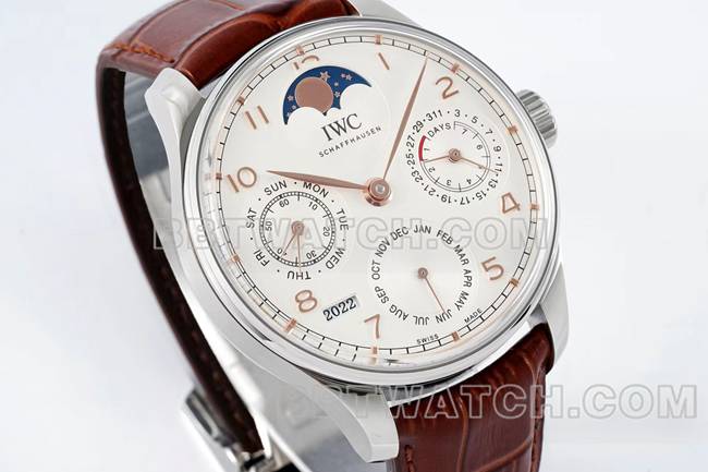 最优复刻手表APS厂葡萄牙万国万年历白盘棕色表带正面实拍图