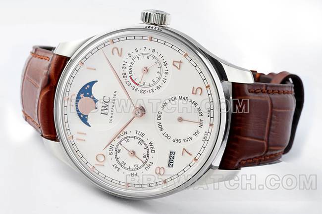 最优复刻手表APS厂葡萄牙万国万年历白盘棕色表带正面实拍图