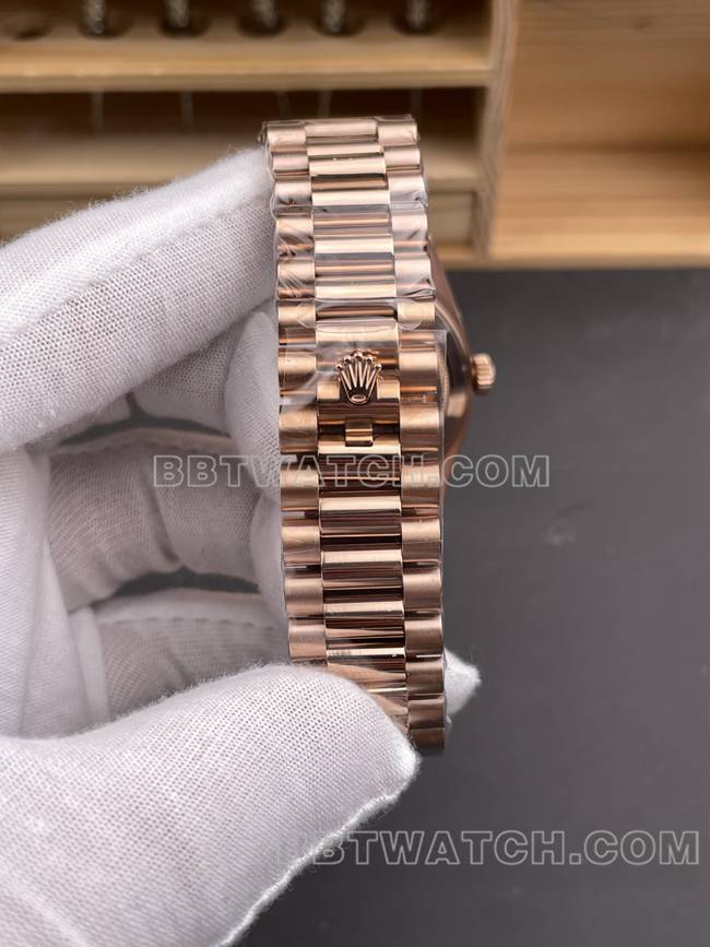 最优复刻手表QF厂劳力士星期日历咖啡盘玫瑰金40mm表带实拍图