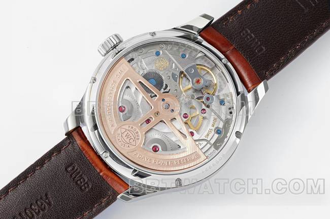 最优复刻手表APS厂葡萄牙万国万年历白盘棕色表带背面实拍图