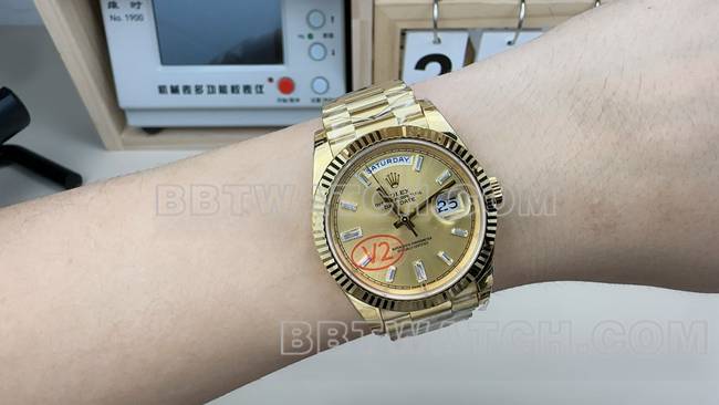 顶级复刻手表VS厂劳力士星期日历金盘钢带佩戴实拍图