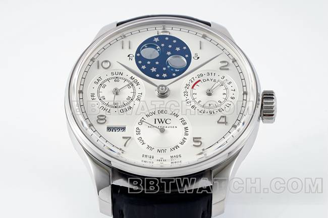 1:1复刻手表APS厂葡萄牙万国万年历白盘黑色表带正面实拍图