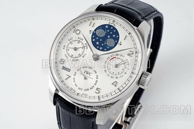 1:1复刻手表APS厂葡萄牙万国万年历白盘黑色表带正面实拍图