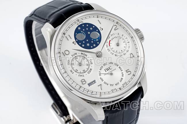 1:1复刻手表APS厂葡萄牙万国万年历白盘黑色表带正面实拍图