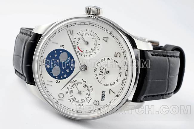 1:1复刻手表APS厂葡萄牙万国万年历白盘黑色表带正面实拍图