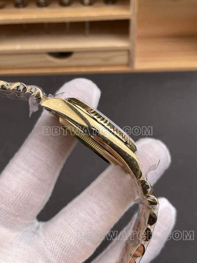 最优复刻手表QF厂星期日历劳力士金盘黄金2836机械36mm侧面实拍图