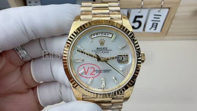 最优复刻手表VS厂劳力士星期日历贝母盘黄金钢带正面实拍图