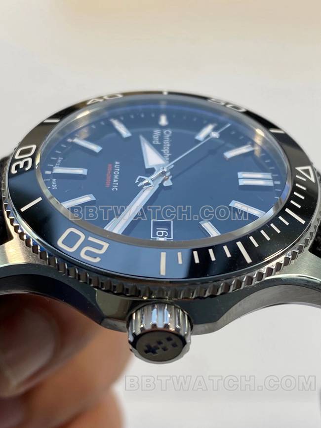 顶级复刻手表克里斯托弗·沃德黑盘橡胶表带侧面实拍图