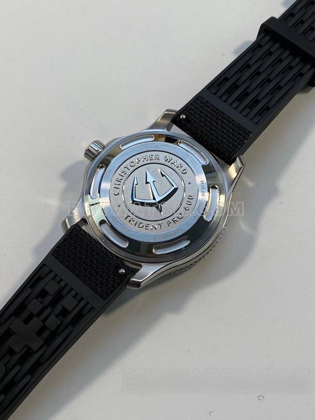 顶级复刻手表克里斯托弗·沃德黑盘橡胶表带背面实拍图