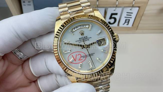 最优复刻手表VS厂劳力士星期日历贝母盘黄金钢带正面实拍图