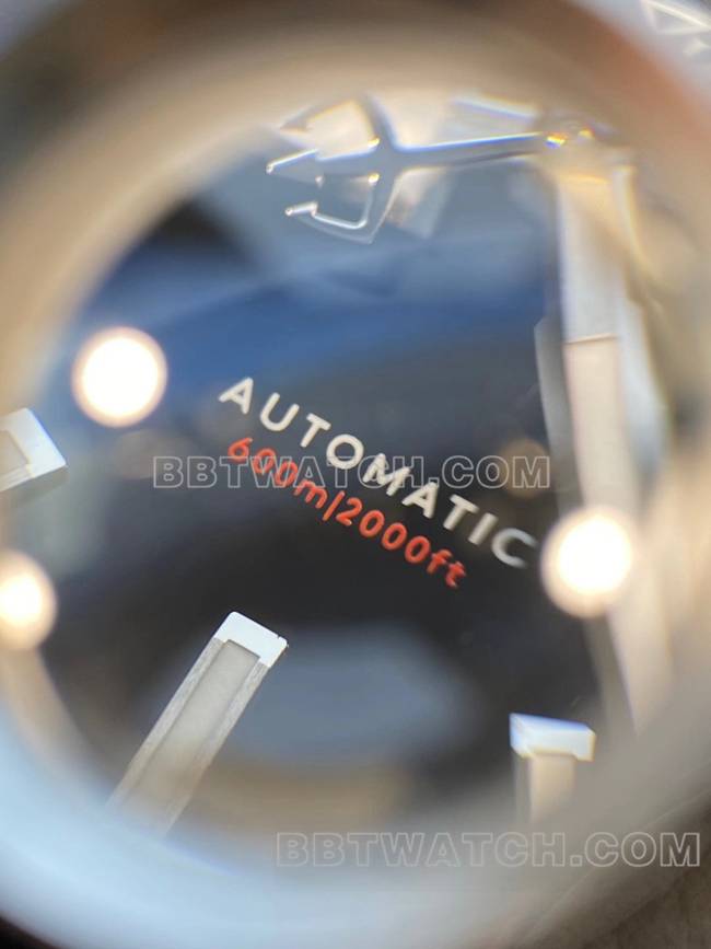 顶级复刻手表克里斯托弗·沃德黑盘橡胶表带正面实拍图