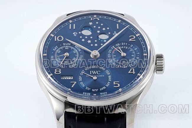 最佳复刻手表APS厂葡萄牙万国万年历蓝盘黑色表带正面实拍图