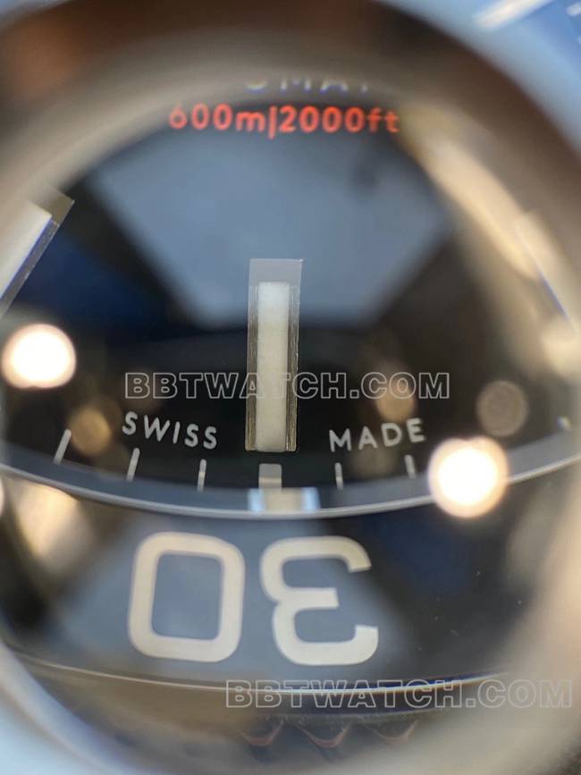 顶级复刻手表克里斯托弗·沃德黑盘橡胶表带正面实拍图