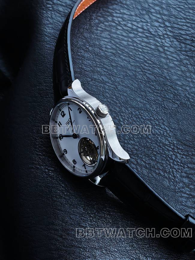 顶级复刻手表TUR厂万国葡萄牙白盘陀飞轮侧面实拍图