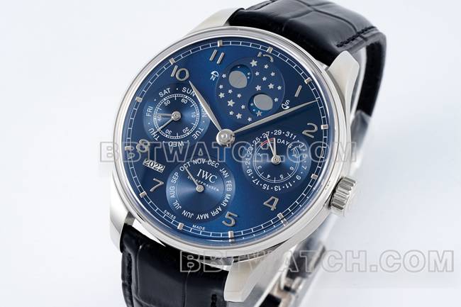 最佳复刻手表APS厂葡萄牙万国万年历蓝盘黑色表带正面实拍图