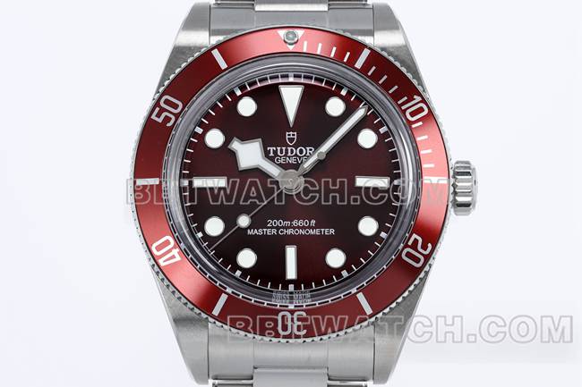 顶级复刻手表ZF厂碧湾帝舵深红表盘钢表带正面实拍图