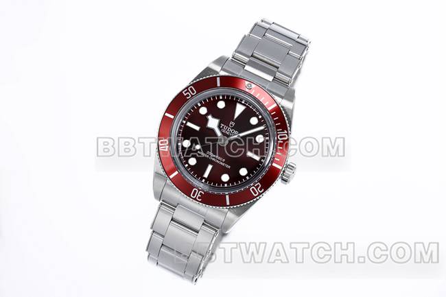 顶级复刻手表ZF厂碧湾帝舵深红表盘钢表带正面实拍图