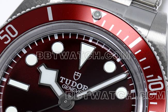 顶级复刻手表ZF厂碧湾帝舵深红表盘钢表带正面实拍图