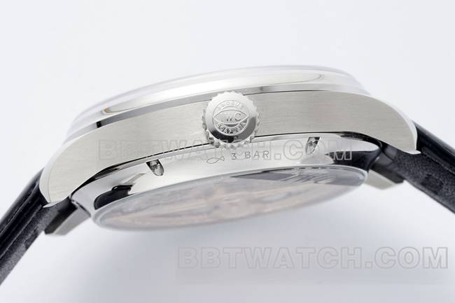 最佳复刻手表APS厂葡萄牙万国万年历蓝盘黑色表带侧面实拍图