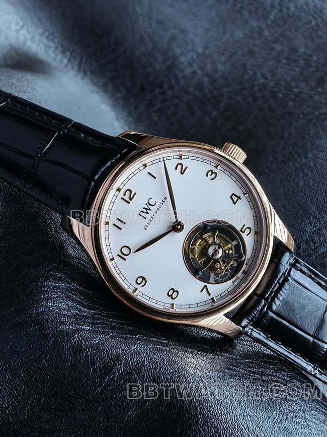 最优复刻手表TUR厂万国葡萄牙玫瑰金白盘陀飞轮正面实拍图